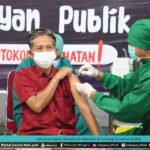 ANTUSIAS LANSIA MENGIKUTI VAKSINASI DI GEDUNG GHRADIKA BHAKTI