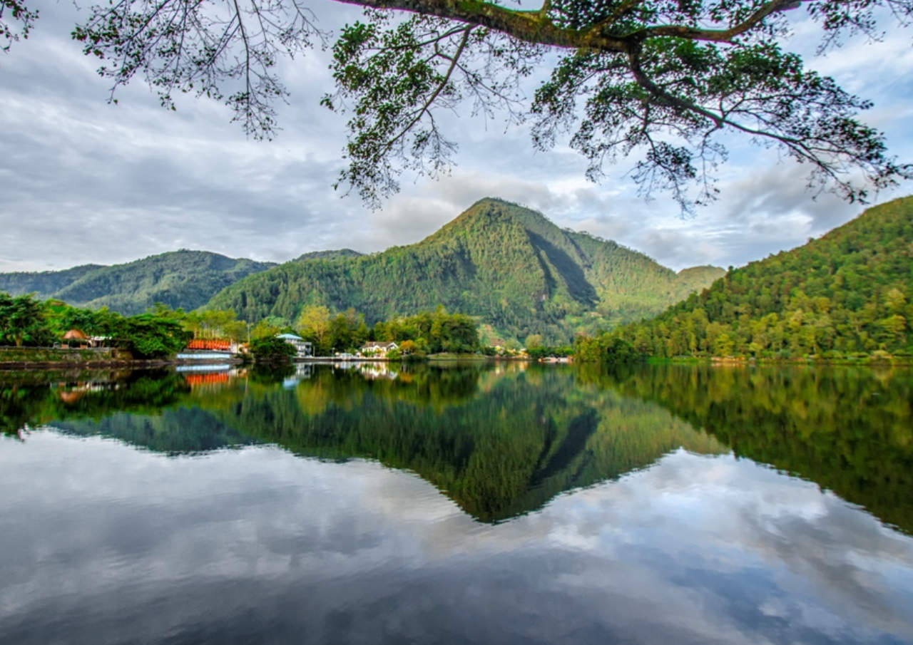 5 GUNUNG PALING ANGKER DI INDONESIA