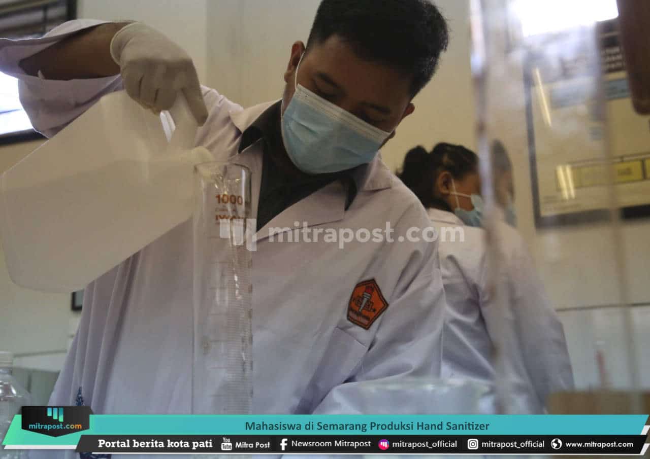 MAHASISWA DI SEMARANG PRODUKSI HAND SANITIZER