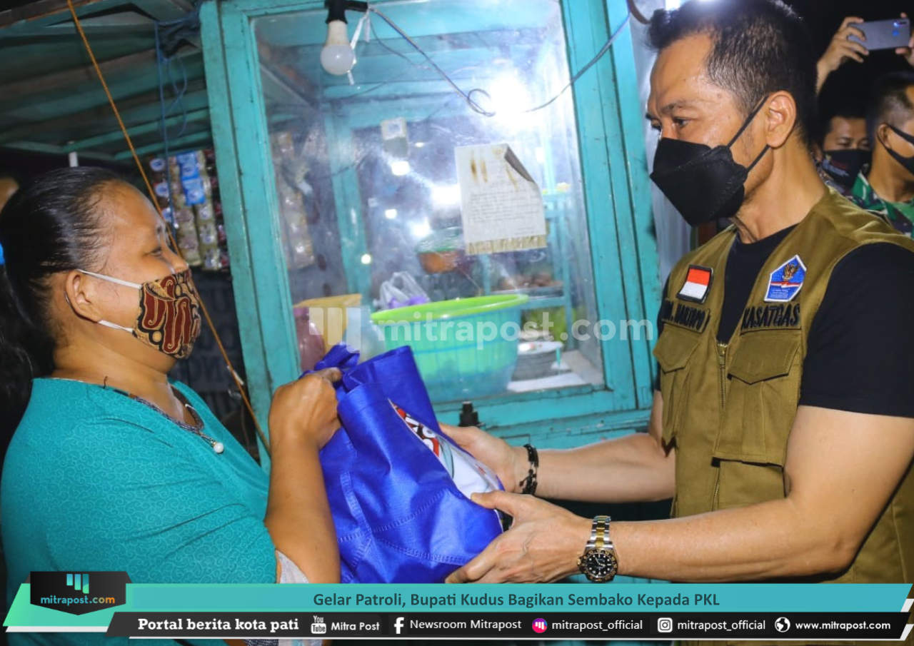 GELAR PATROLI, BUPATI KUDUS BAGIKAN SEMBAKO KEPADA PKL