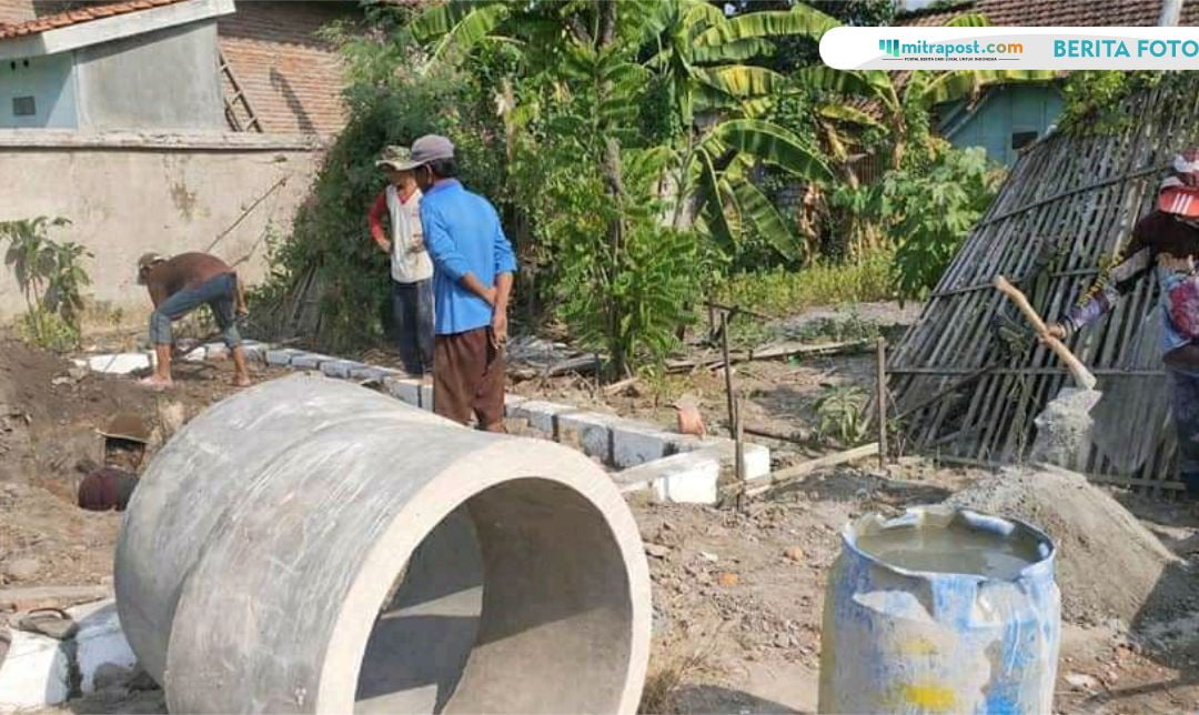 Dekap dan Forum Teknisi Rembang Salurkan Bantuan Bedah Rumah