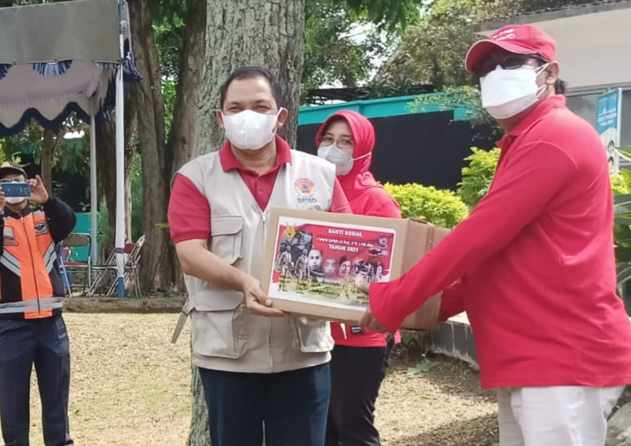 WARGA TERDAMPAK COVID-19 DI AMBARAWA TERIMA PAKET SEMBAKO