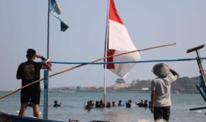 SEMARAKKAN BULAN KEMERDEKAAN, BENDERA JUMBO BERKIBAR DI LAUT