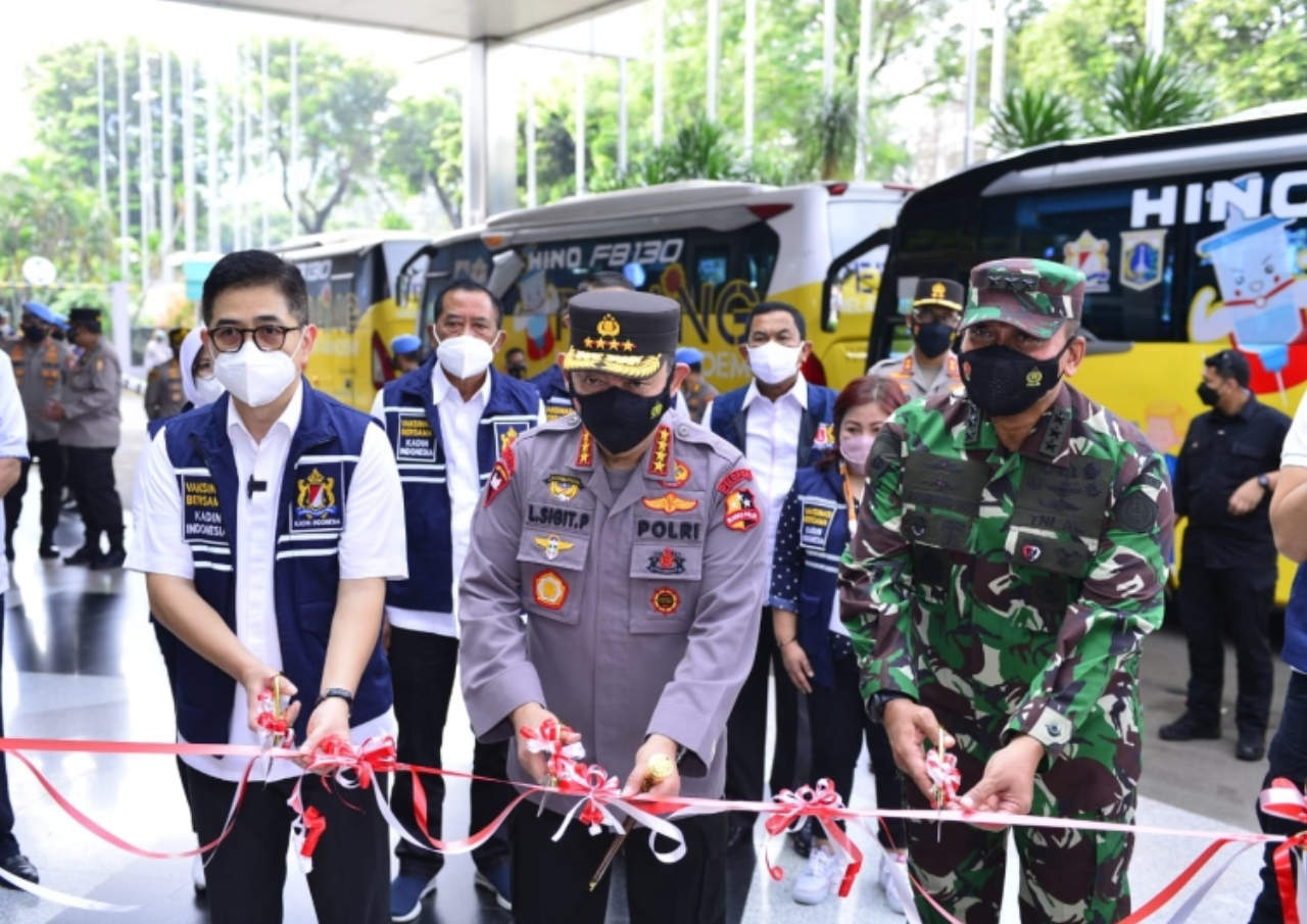KAPOLRI LEPAS BUS VAKSINASI KELILING MENYASAR PERMUKIMAN TAK TERJANGKAU