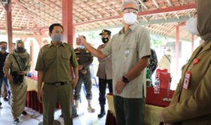 GANJAR LAKUKAN PENGECEKAN PEMBAGIAN BST