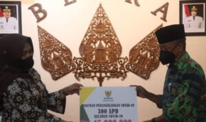 RELAWAN PENANGGULANGAN COVID-19 PEROLEH BANTUAN APD