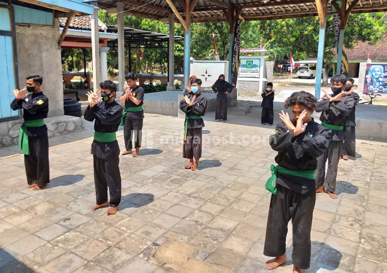 PADEPOKAN HARIMAU KUMBANG DEDIKASIKAN ILMU PENGOBATAN ALTERNATIF BAGI WARGA