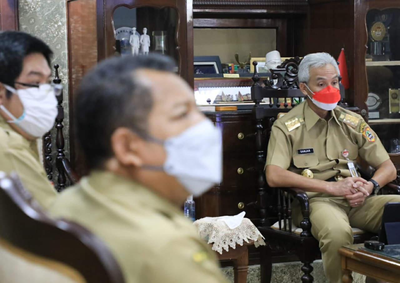 GANJAR USULKAN SOSIALISASI DAN UJI COBA APLIKASI PEDULI LINDUNGI