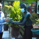2 Pemuda Kampanyekan Menanam Pohon dengan Bersepeda