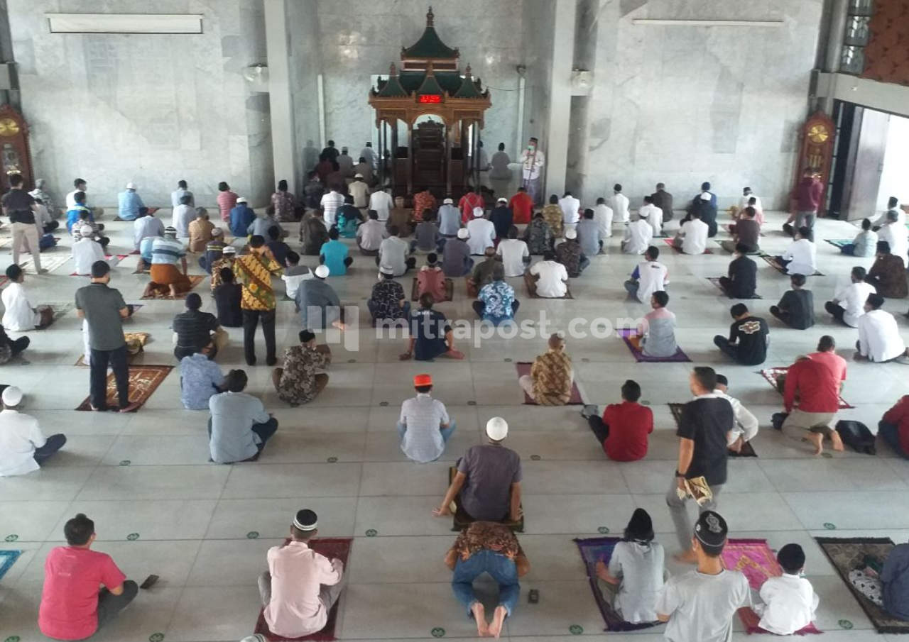 MESKI DIRENOVASI, MASJID AGUNG BAITUNNUR PATI MASIH GELAR SHALAT JAMAAH