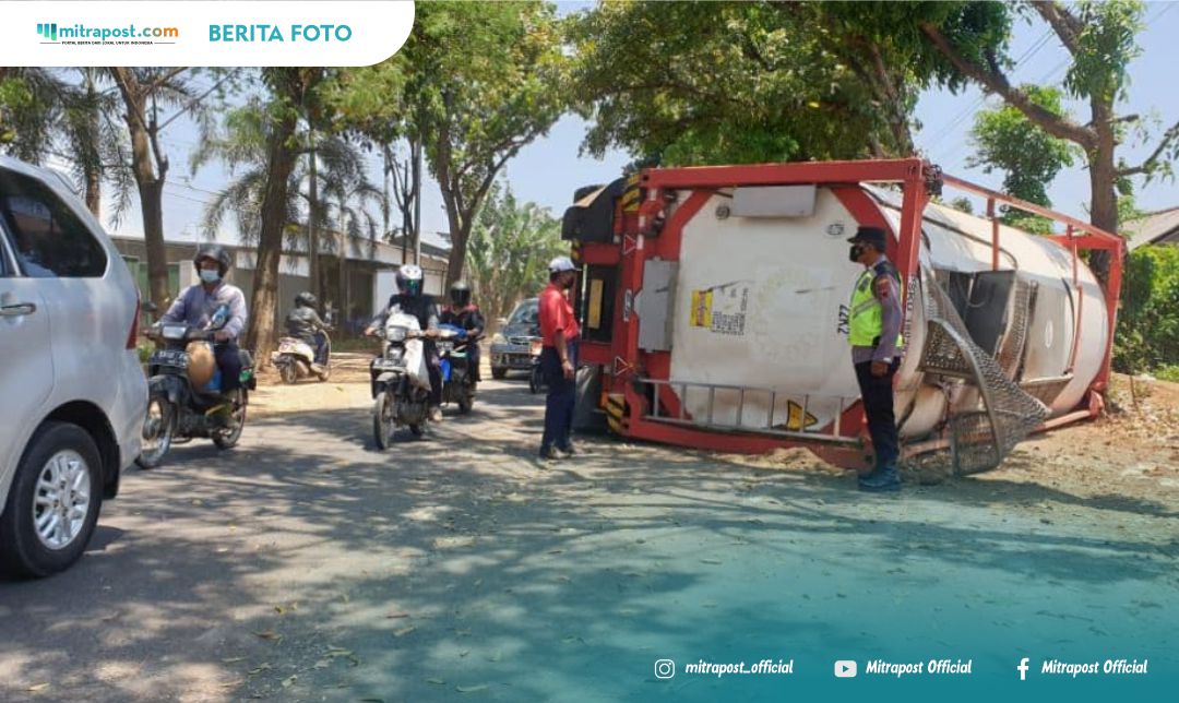 Hilang Konsentrasi, Truk Tronton Terguling dan Menabrak Pohon di Trangkil