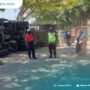 Hilang Konsentrasi, Truk Tronton Terguling dan Menabrak Pohon di Trangkil