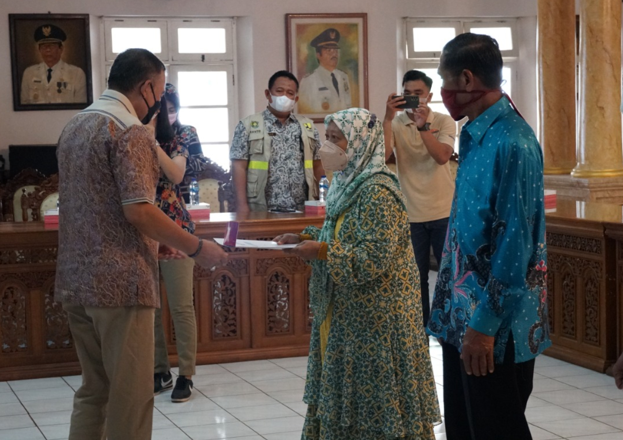 Pemkab Berikan Ganti Rugi Kepada Warga Terdampak Pelebaran Jalan