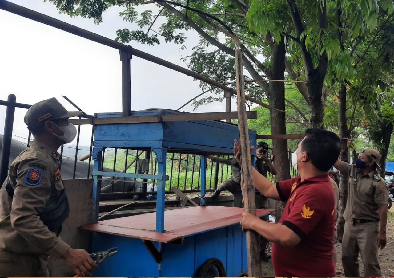 Satpol PP Semarang Tertibkan Sejumlah PKL di Simongan Semarang