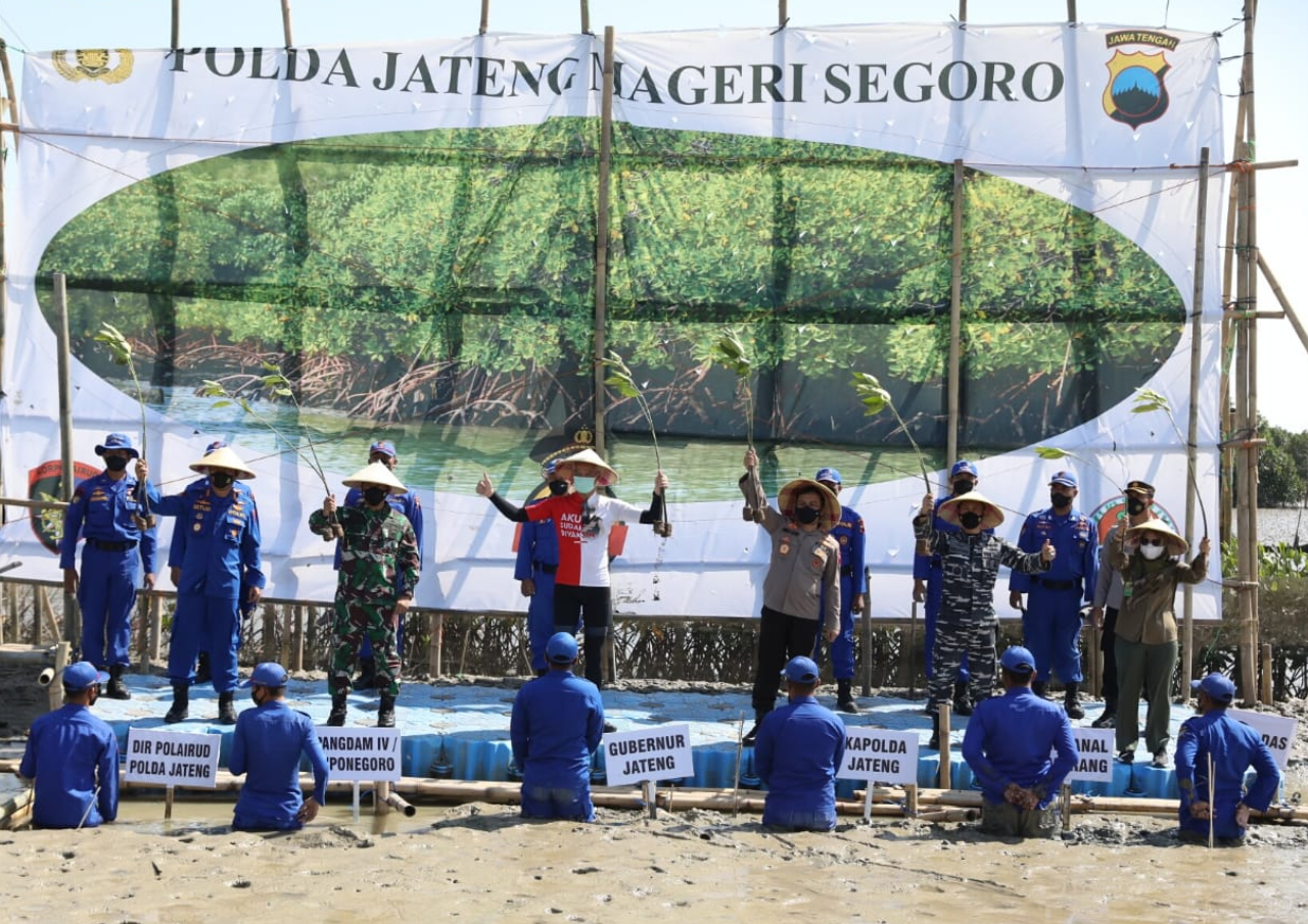 Ganjar Dukung Gerakan ‘Mageri Segara’ dengan Gerakan Tanam 1 Juta Mangrove