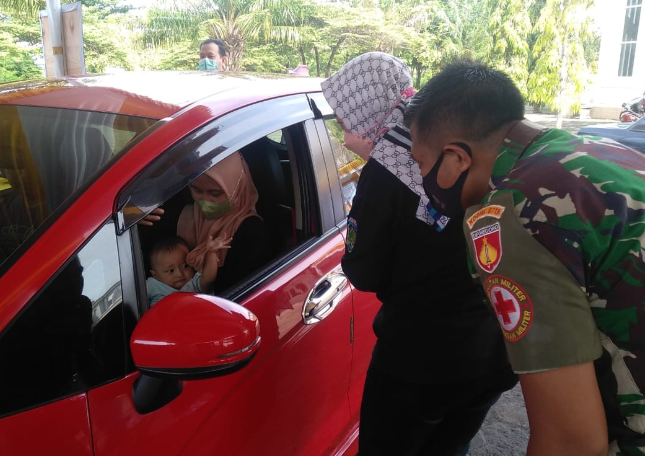 Warga Jepara Antusias Ikuti Vaksinasi Massal Drive Thru