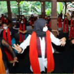3 Meastro Tari Gandrung Dilibatkan Untuk Mengajar Anak Muda di Kampung