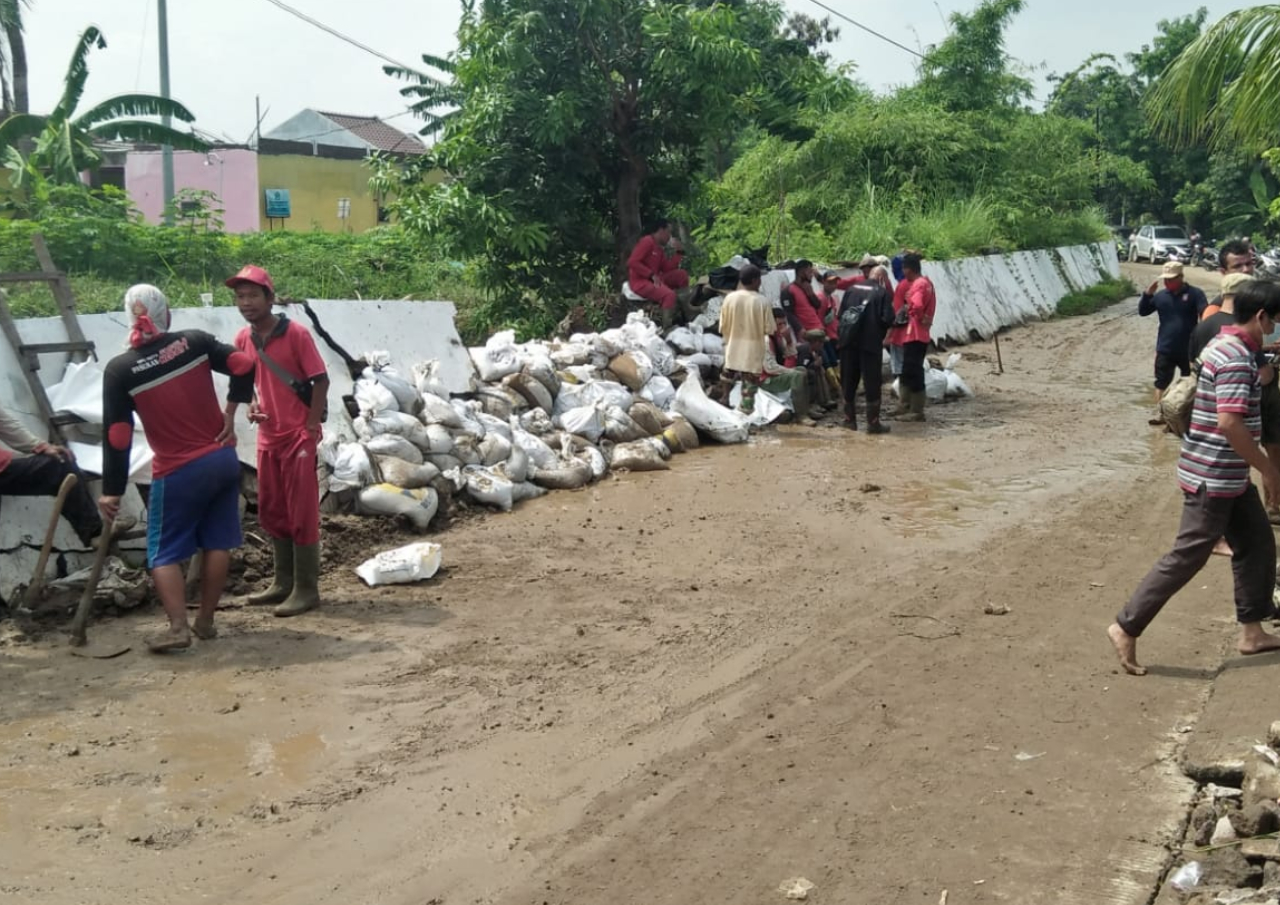 Antisipasi Banjir Susulan, Tanggul Sungai Plumbon Diperbaiki