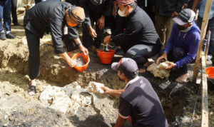 Ganjar Melakukan Peletakan Batu Pertama Pembangunan Menara Air di Kampung Samin