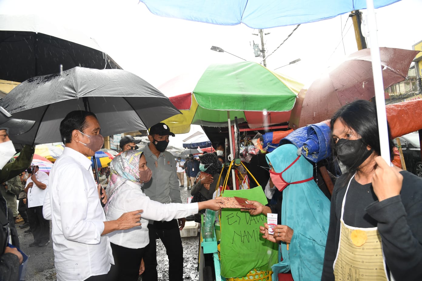 Jokowi Serahkan Bantuan untuk Pedagang Pasar di Wonosobo