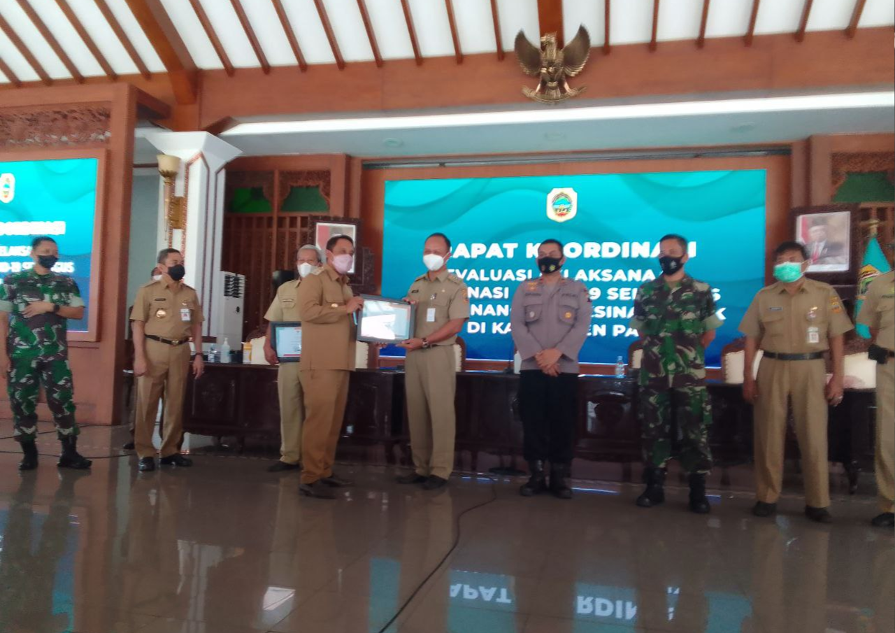 Raih Capaian Vaksinasi Tertinggi, 5 Forkopimcam Pati Terima Penghargaan dari Bupati