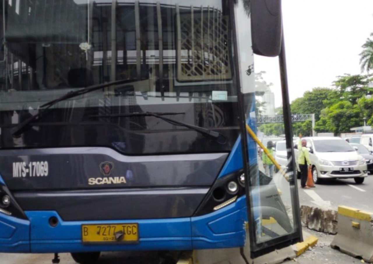Sopir Kurang Hati-Hati, Bus TransJakarta Kembali Alami Kecelakaan Tabrak Separator