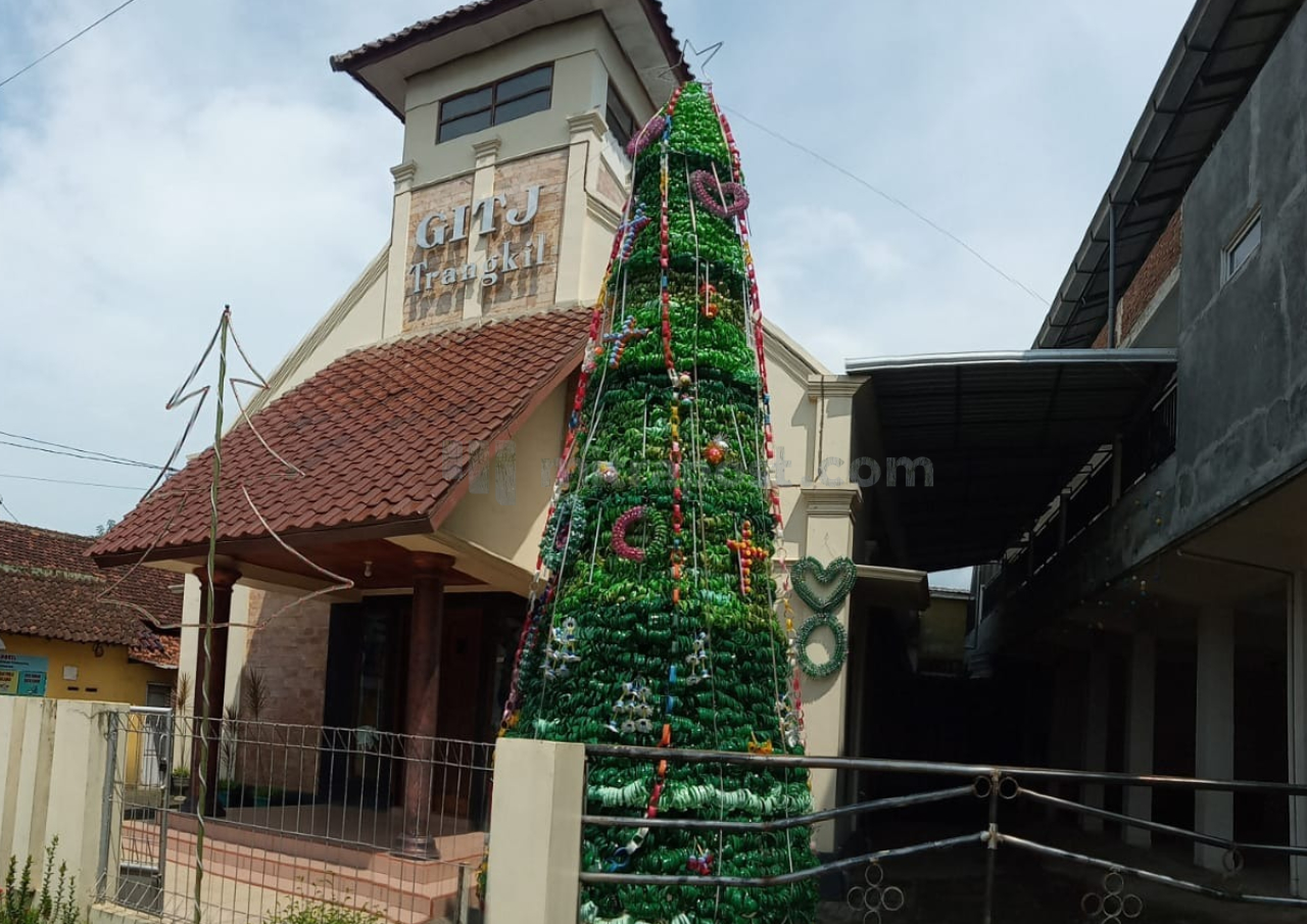3000 Limbah Botol Disulap Menjadi Pohon Natal Yang Apik