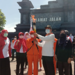 Bupati Rembang Sambut Atlet Pembawa Obor PeSONas di Perbatasan Jateng-Jatim
