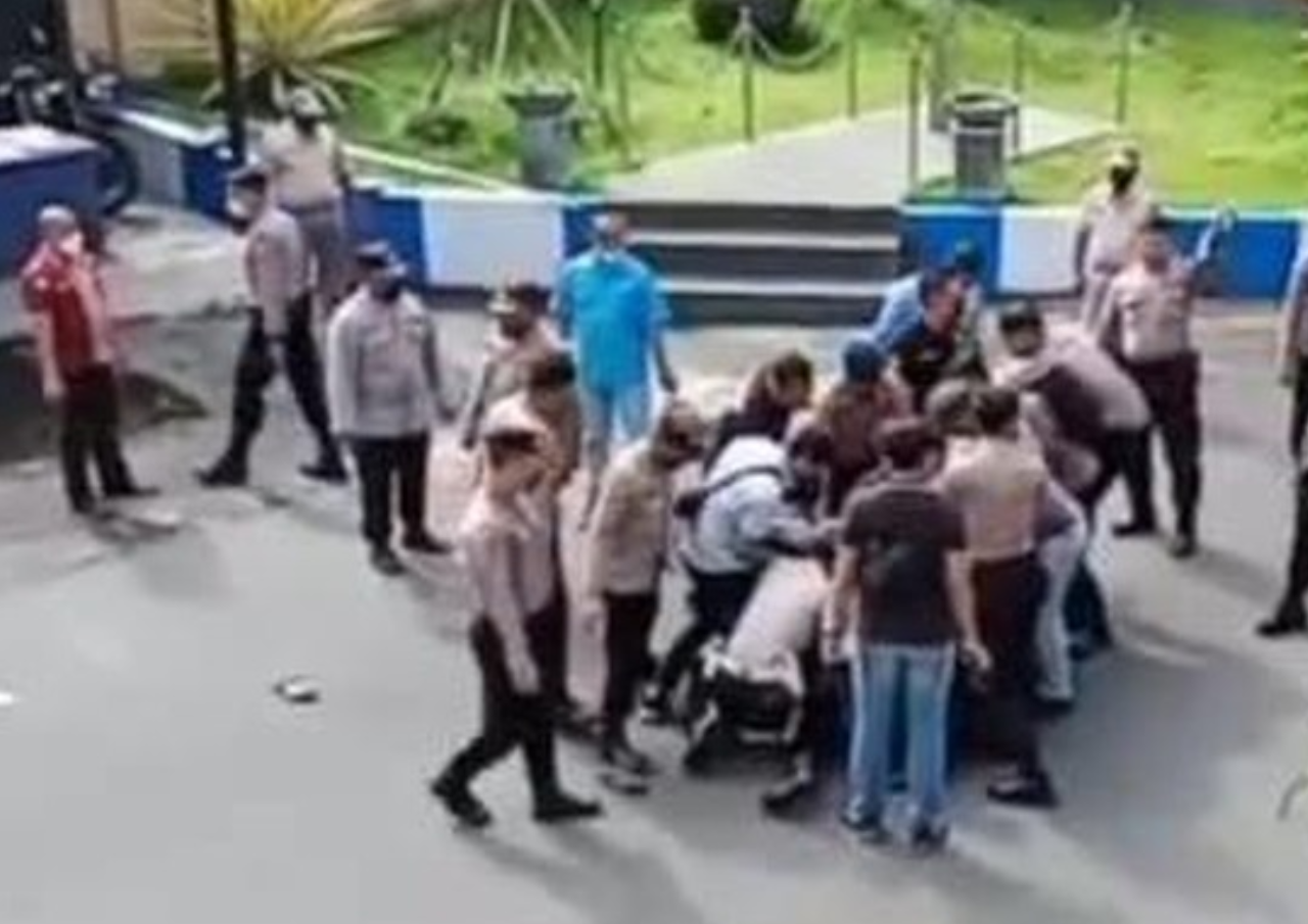 Gagal Nikah, Pria Acungkan Pisau di Polres Lumajang