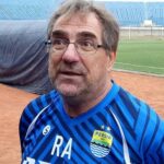 Kalah dari Bali United, Pelatih Persib jadi Bulan-bulanan Supporter