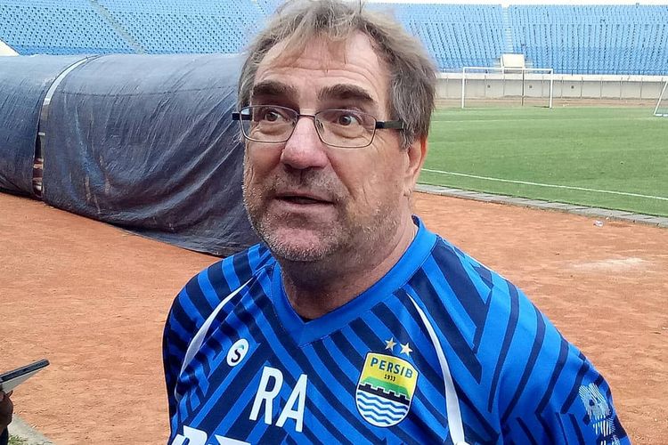 Kalah dari Bali United, Pelatih Persib jadi Bulan-bulanan Supporter