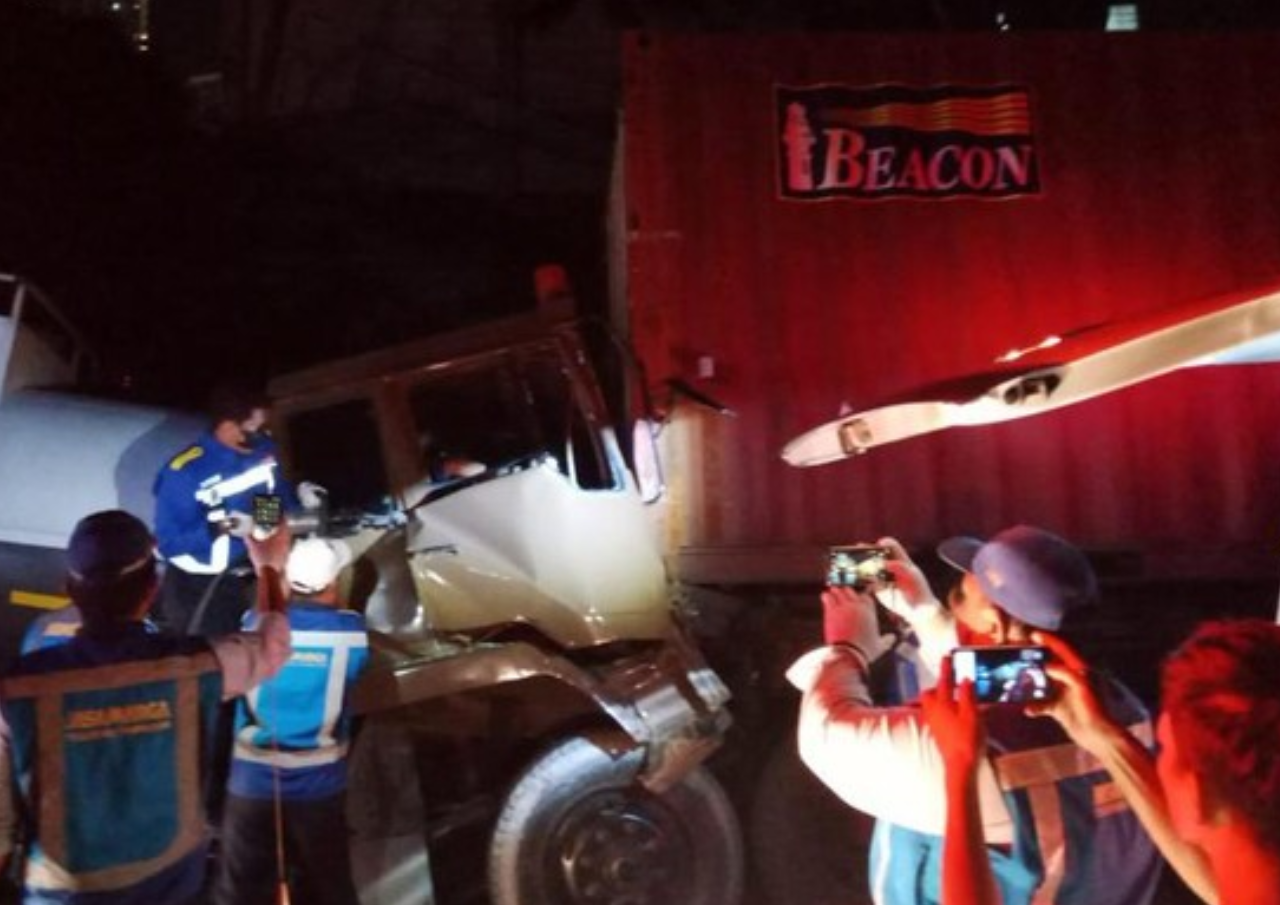 Sopir Truk Muatan Kimia Tewas setelah Tabrak Truk Kontainer di Tol Tangerang