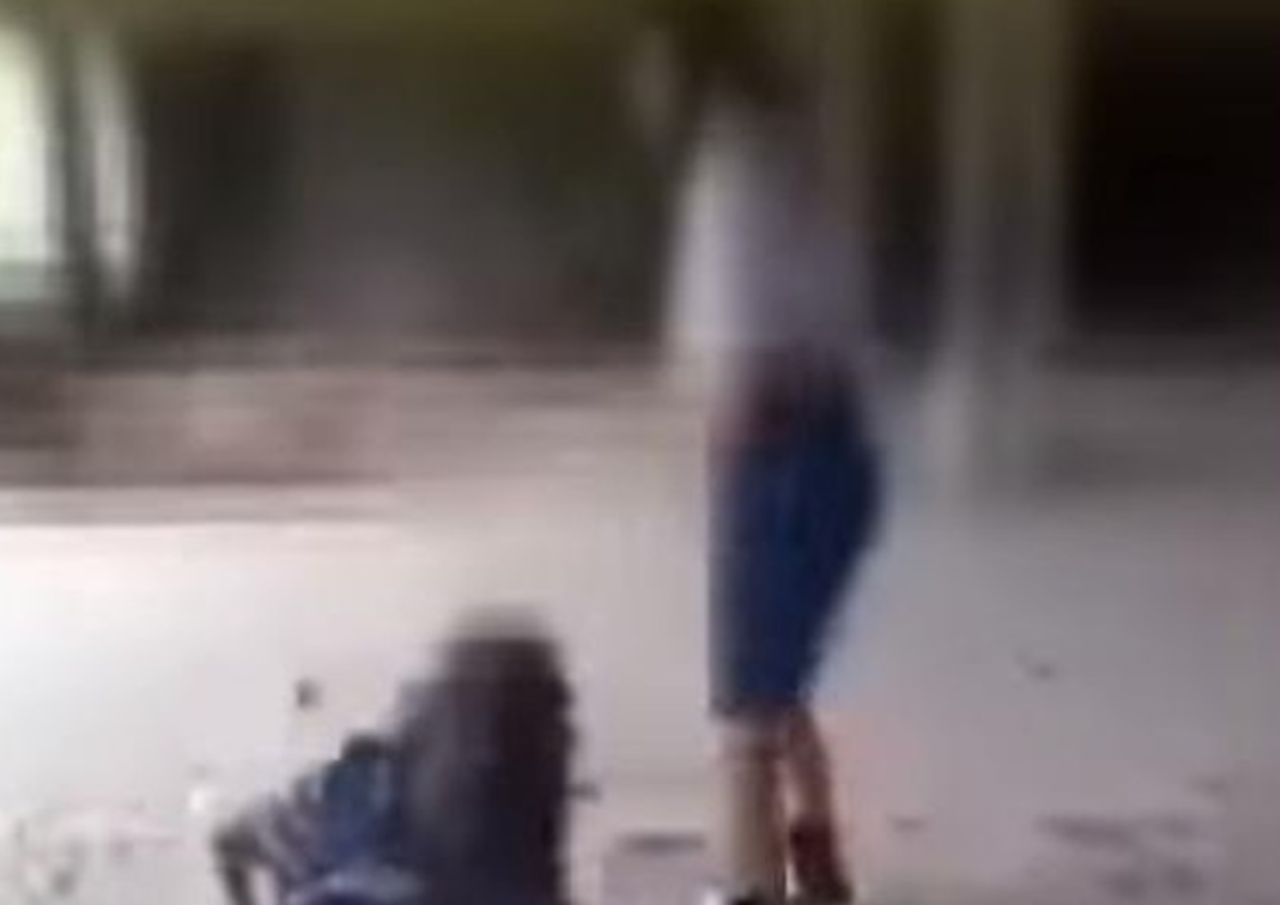Tak Terima Ditatap, Siswi SMP Dianiaya Sadis