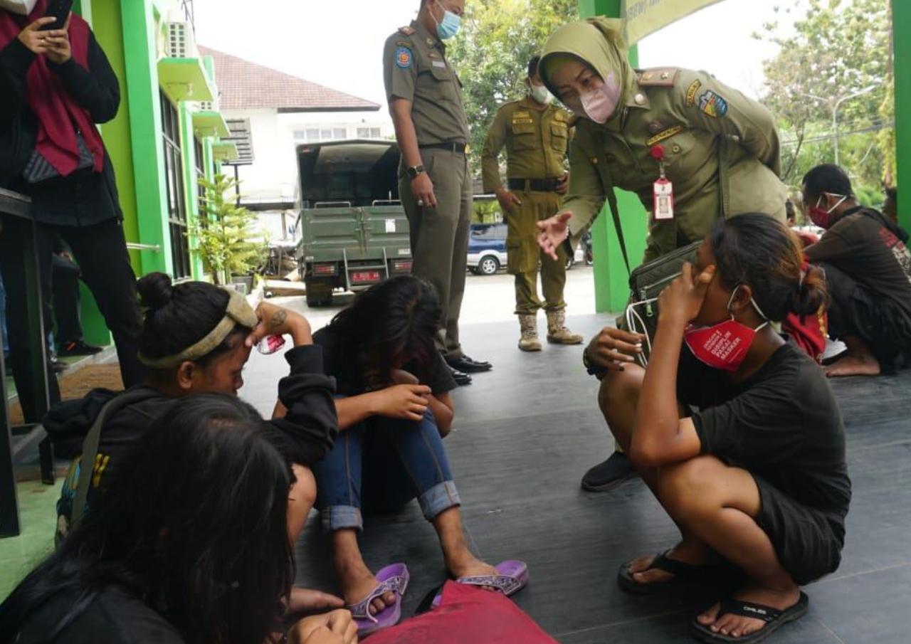 Satpol P3KP Pekalongan Amankan 10 Anak Punk di Kawasan Exit Tol