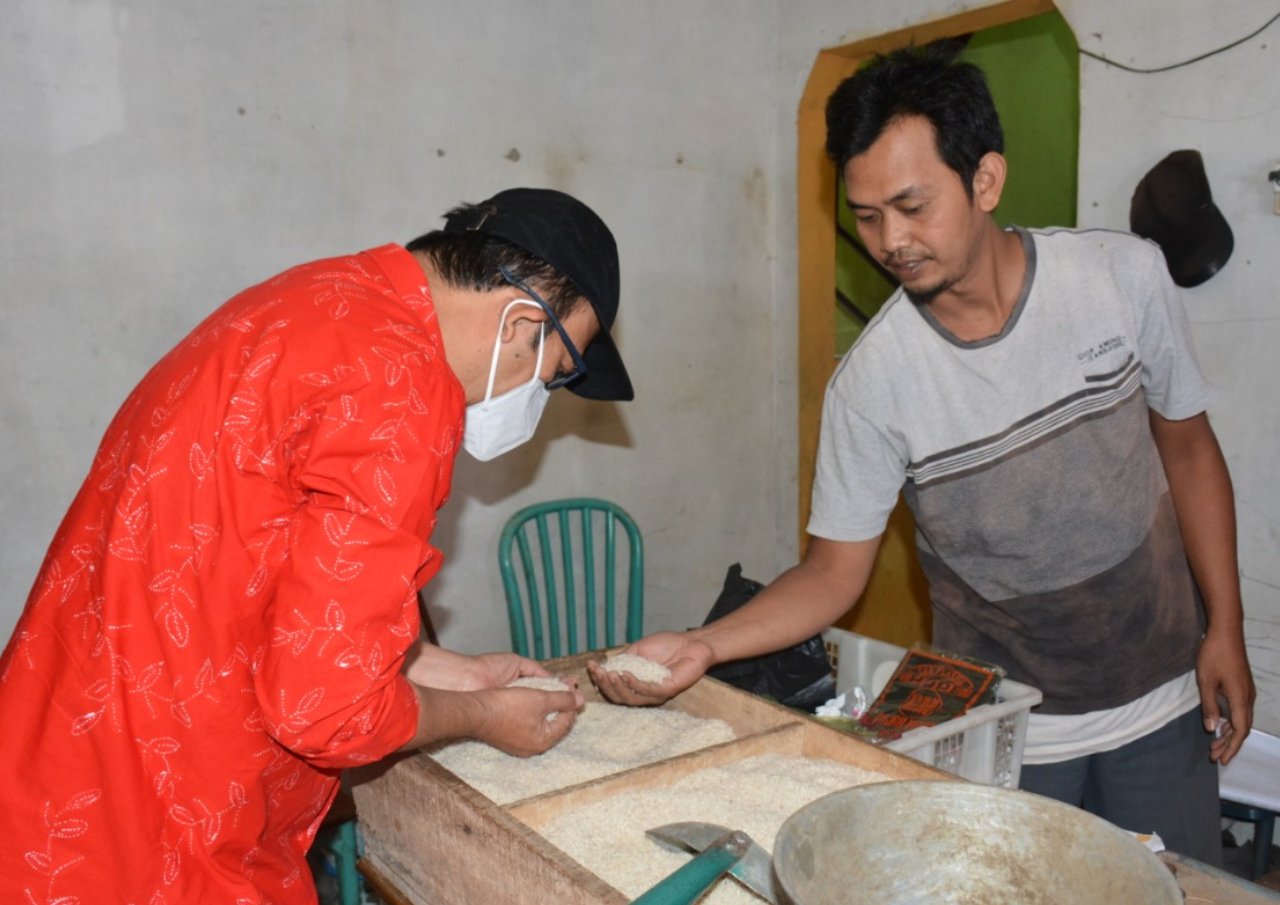 Warga Penerima BPNT Temukan Beras Berbau