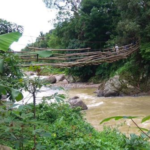 Warga Lebak Bertarung Nyawa Lewati Jembatan Reyot