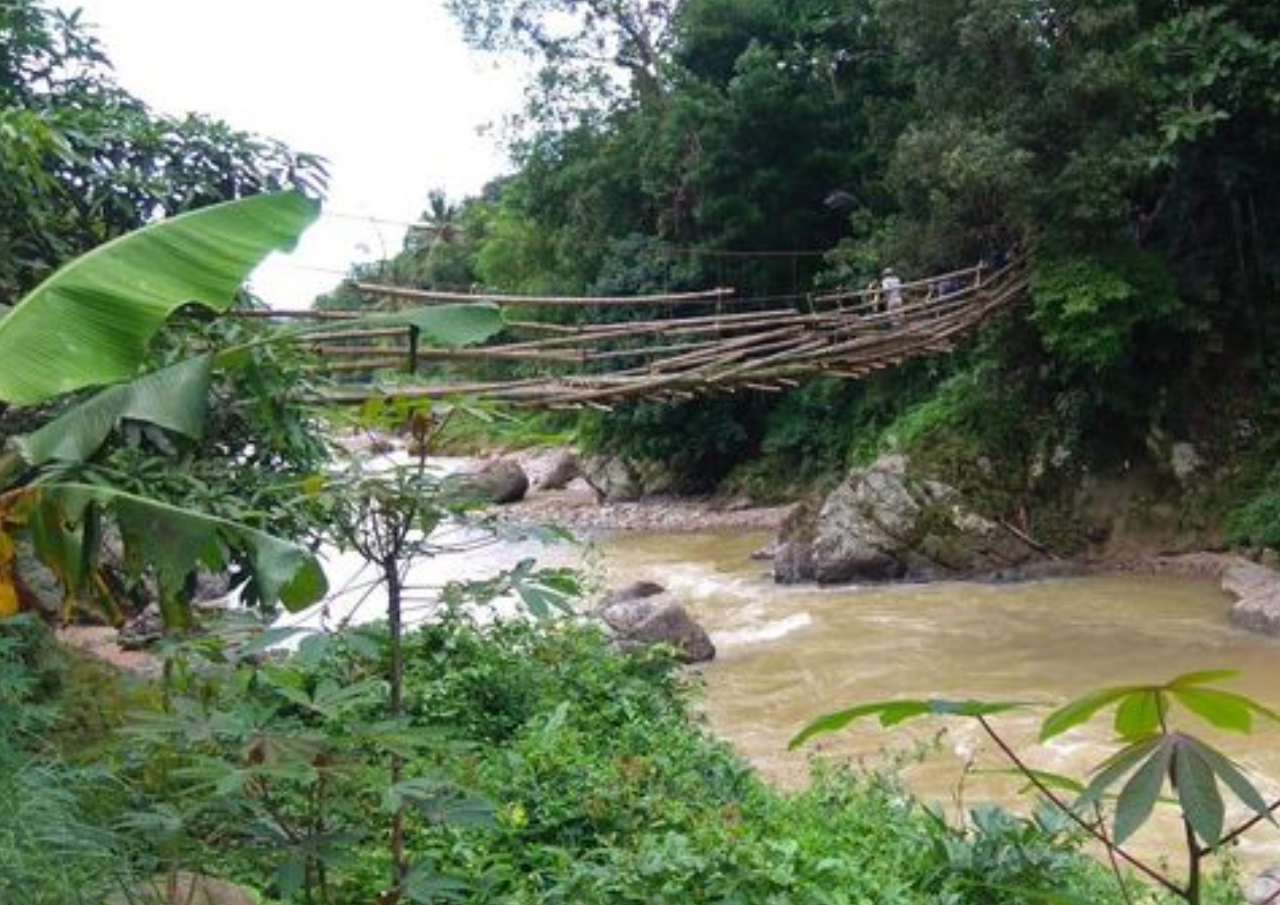Warga Lebak Bertarung Nyawa Lewati Jembatan Reyot