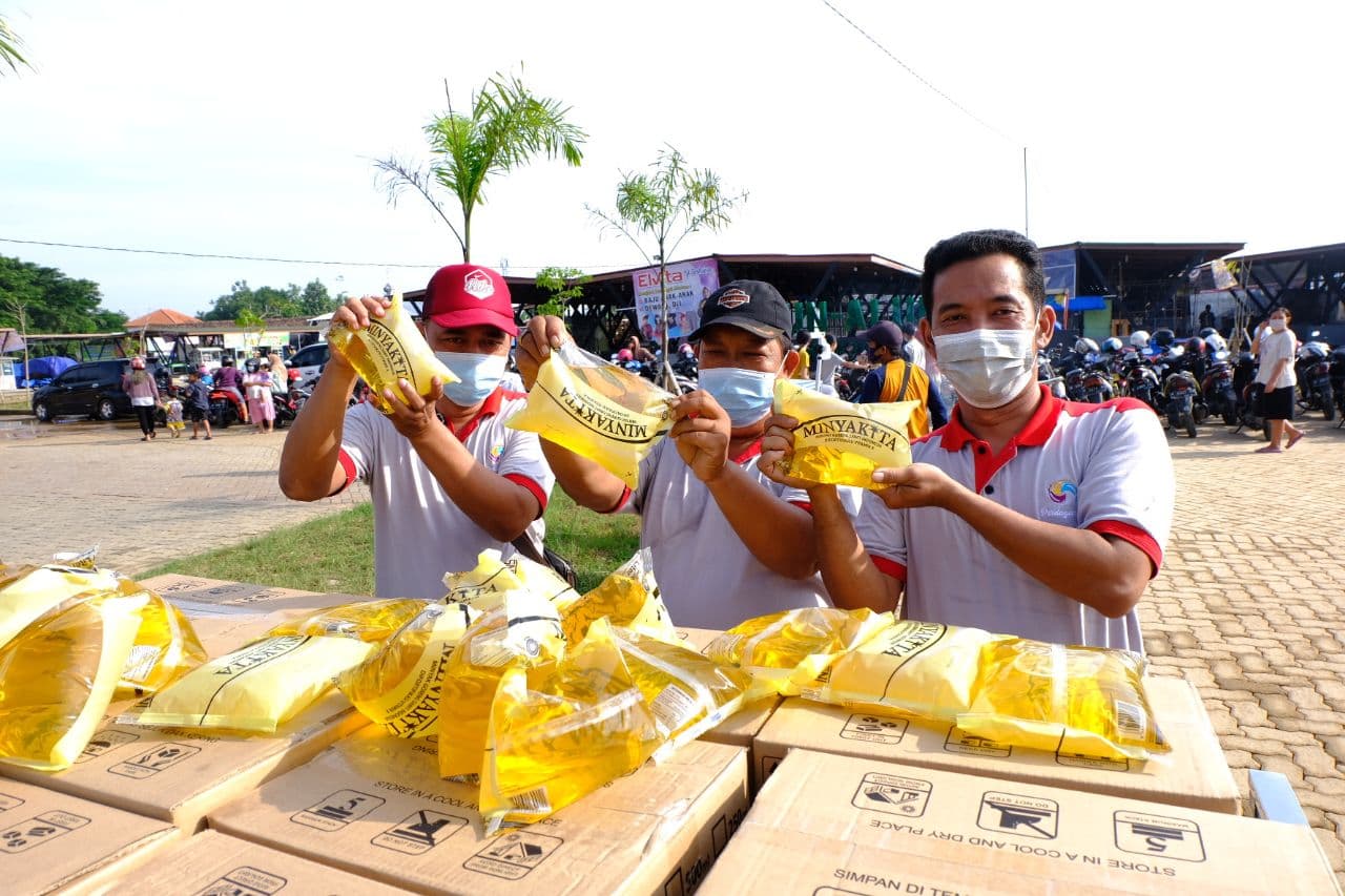 Warga Sambut Antusias Operasi Pasar Minyak Goreng Murah di Alun-alun Kembang Joyo