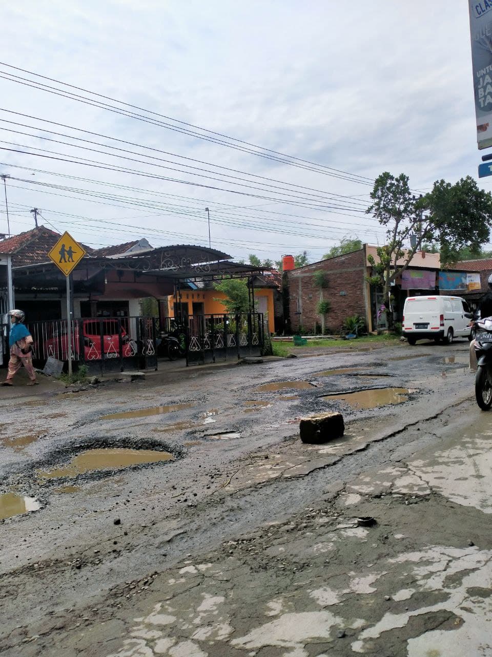 Warga Keluhkan Jalan Rusak Pati - Gabus, Tak Kunjung Diperbaiki