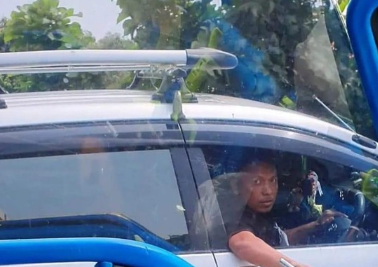 Bak Sniper andal, Pemobil Acungkan Pistol di Tol Cipali