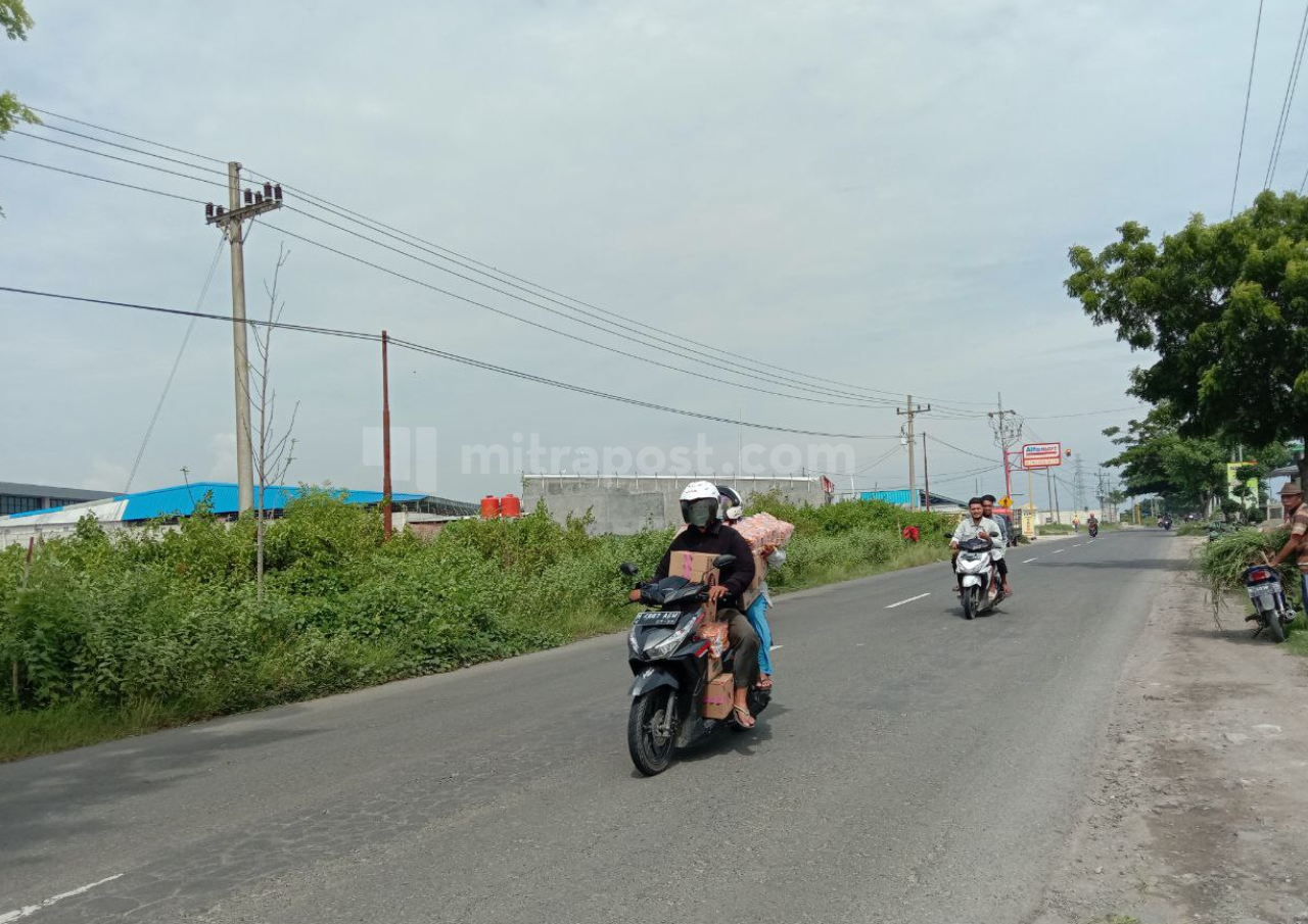 Jalan Pabrik Ramai, Kepala Desa Minta Petugas Keamanan ke Bupati Rembang