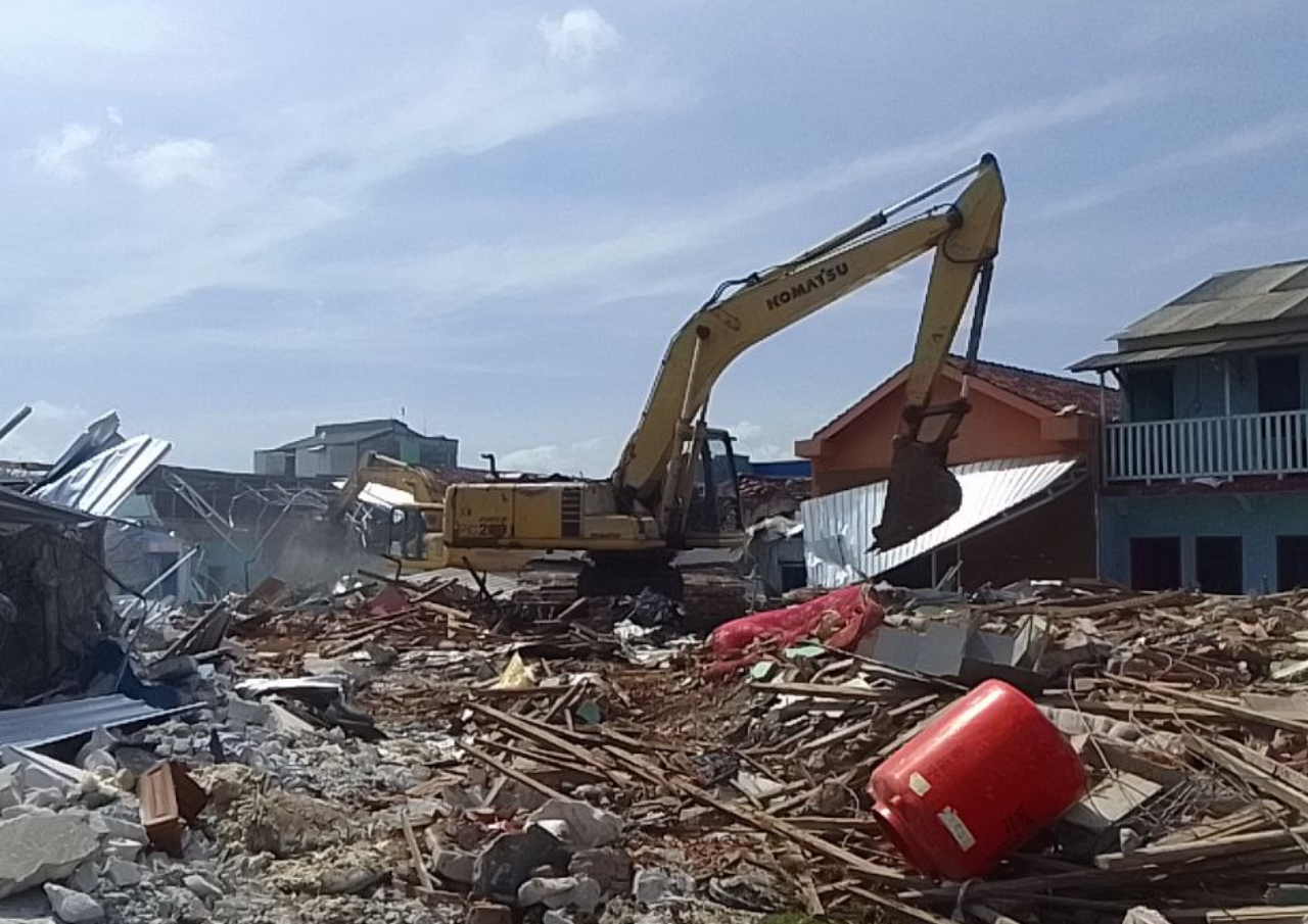 LI Dibongkar, Sempat Diwarnai Kericuhan