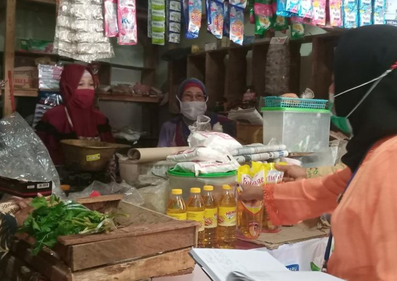 Pedagang Minyak Goreng di Pasar Batang Masih Jual dengan Harga Lama