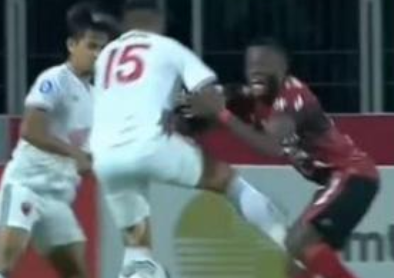 Pemain PSM Tendang Alat Vital Pemain Bali United Hingga Terkapar