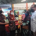 Warga Antusias Ikuti Operasi Pasar Minyak Goreng di Demak