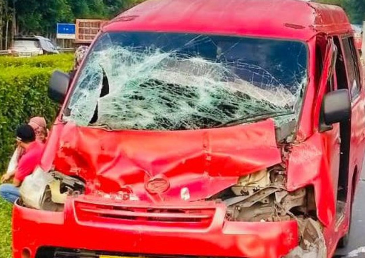 Angkot Tabrak Truk di Tol Tangerang