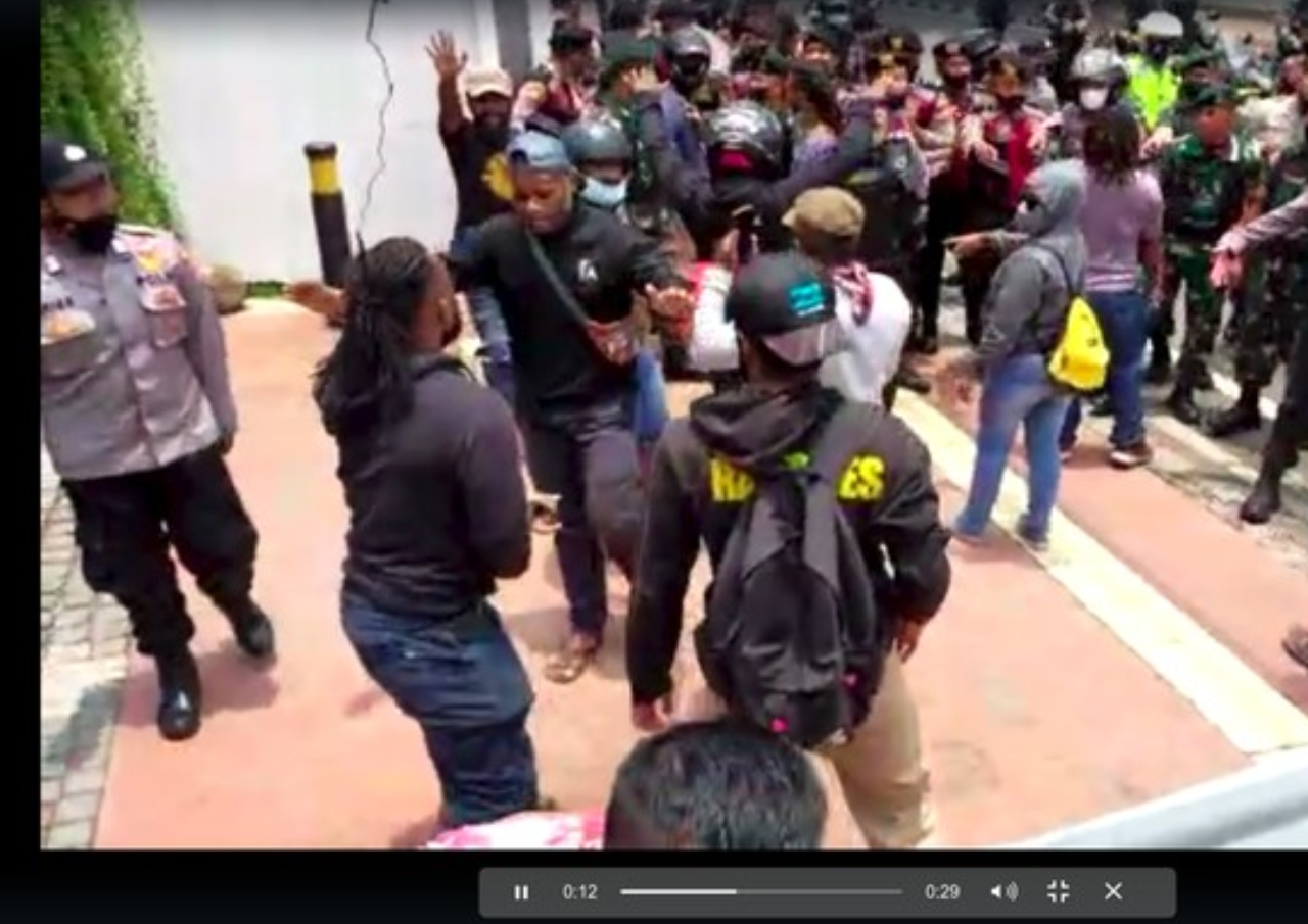 Demo, Mahasiswa Papua Bawa Bintang Kejora Paksa Masuk Istana