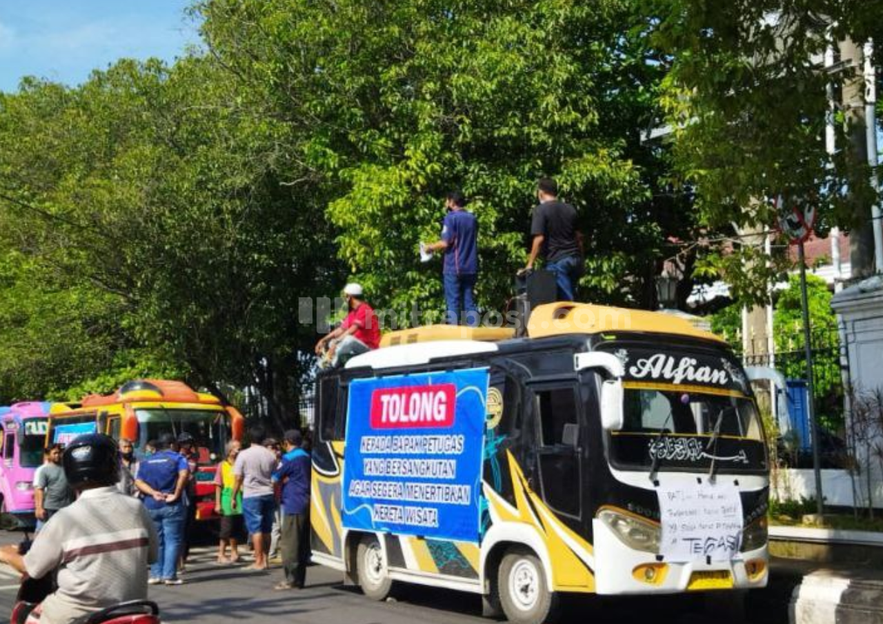 Marak Kereta Wisata, Puluhan Sopir Angkudes di Pati Unjuk Rasa