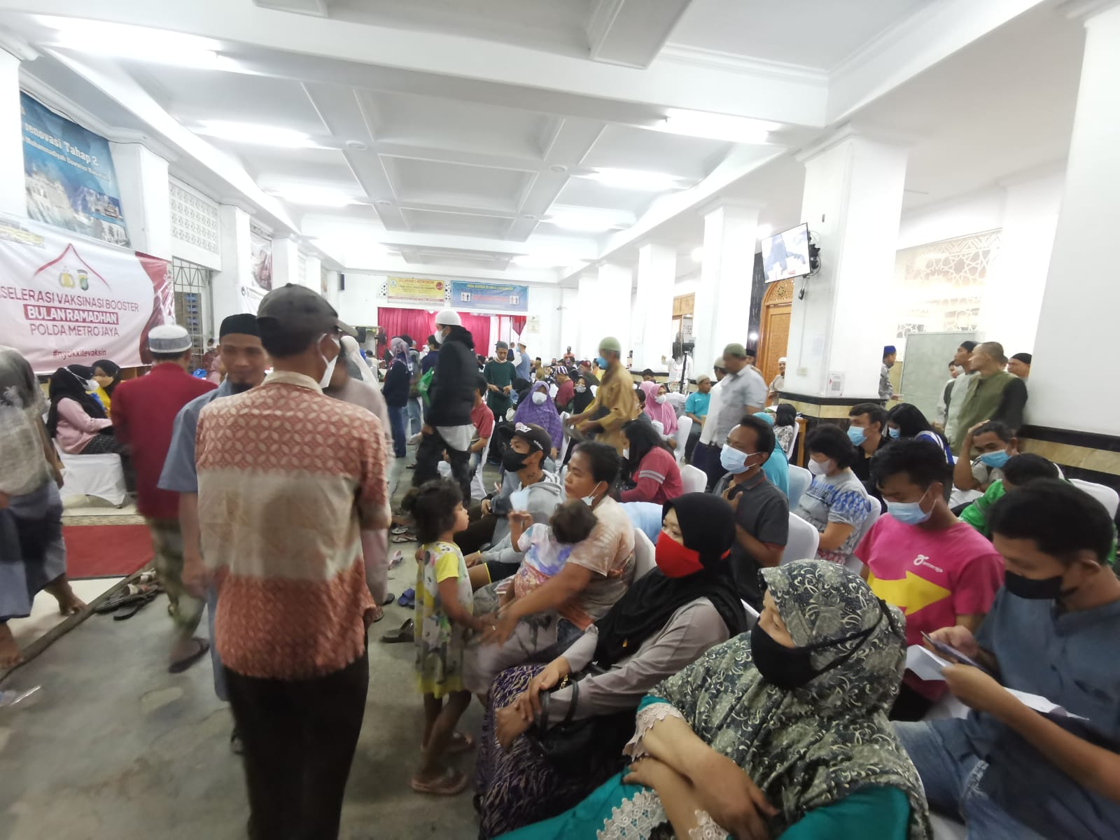 Polda Metro Gelar Vaksinasi di Masjidb