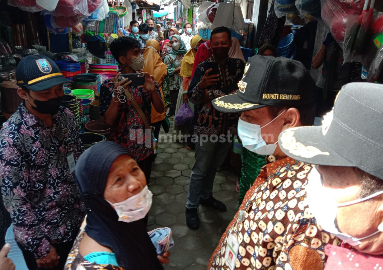 Blusukan ke Pasar, Bupati Rembang Ditagih BLT